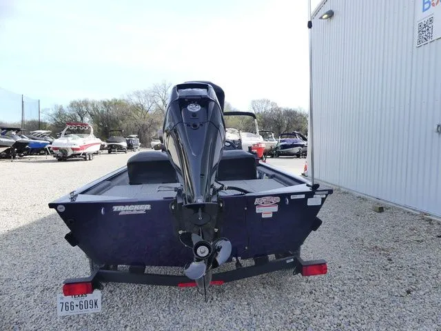 Slide: The Image of Tracker Pro 170 2021 - 4