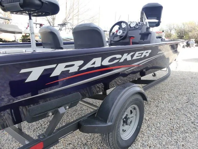 Slide: The Image of Tracker Pro 170 2021 - 6