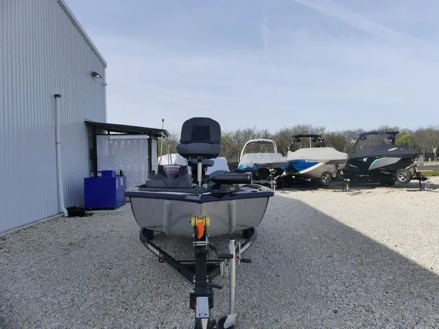 Slide: The Image of Tracker Pro 170 2021 - 7