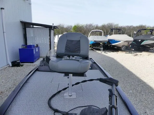 Slide: The Image of Tracker Pro 170 2021 - 8