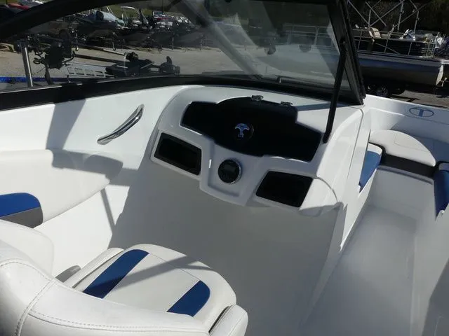 Slide: The Image of Tahoe 500 TS 2019 - 15