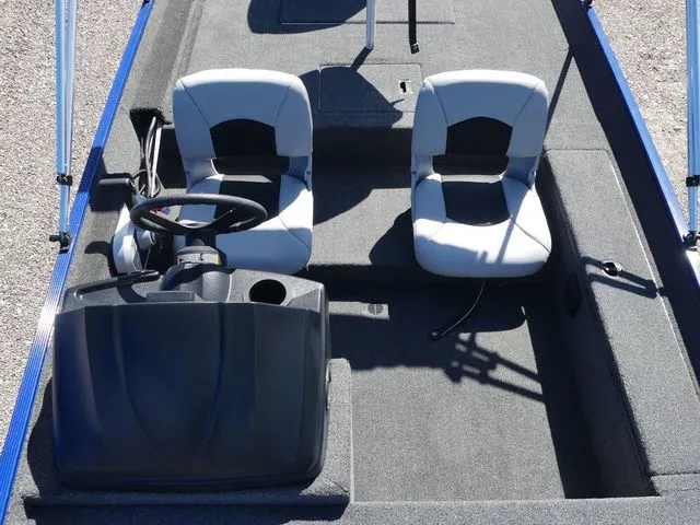 Slide: The Image of Crestliner 1700 Storm 2023 - 13