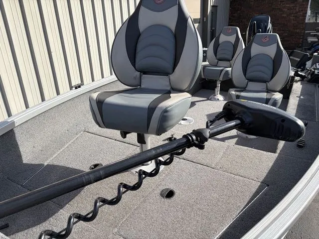 Slide: The Image of Alumacraft Classic 165 2020 - 11