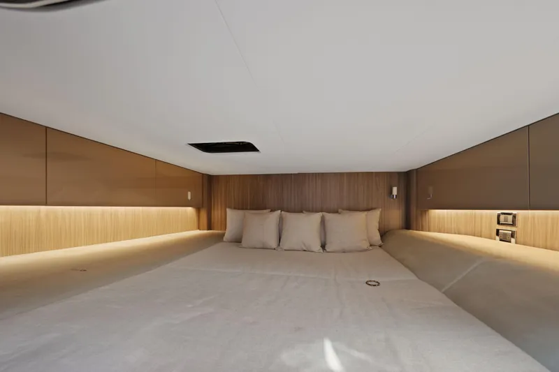 Slide: The Image of Interior of 2023 Sea Ray SLX 400 Outboard with cozy bed. - 41