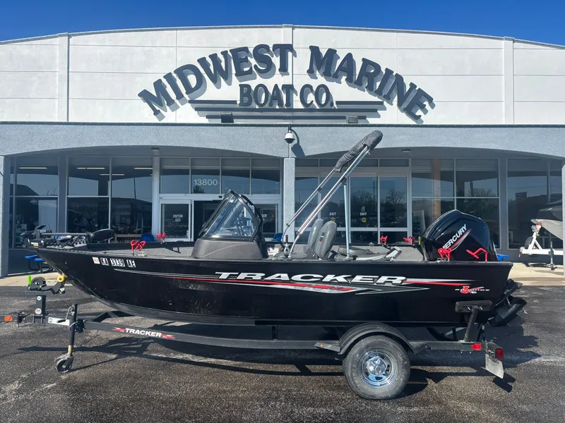 The Image of Tracker Pro Guide V-16 WT 2024 - 1