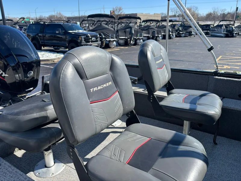 Slide: The Image of Tracker Pro Guide V-16 WT 2024 - 30