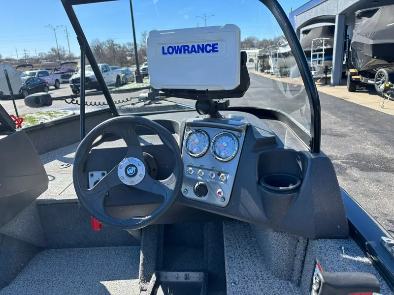 Slide: The Image of Tracker Pro Guiide V-16 WT 2024 - 16