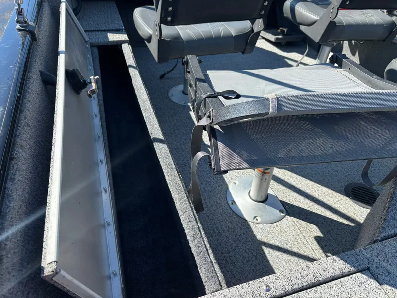 Slide: The Image of Tracker Pro Guiide V-16 WT 2024 - 24