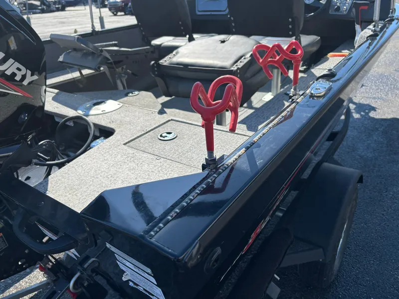 Slide: The Image of Tracker Pro Guiide V-16 WT 2024 - 27