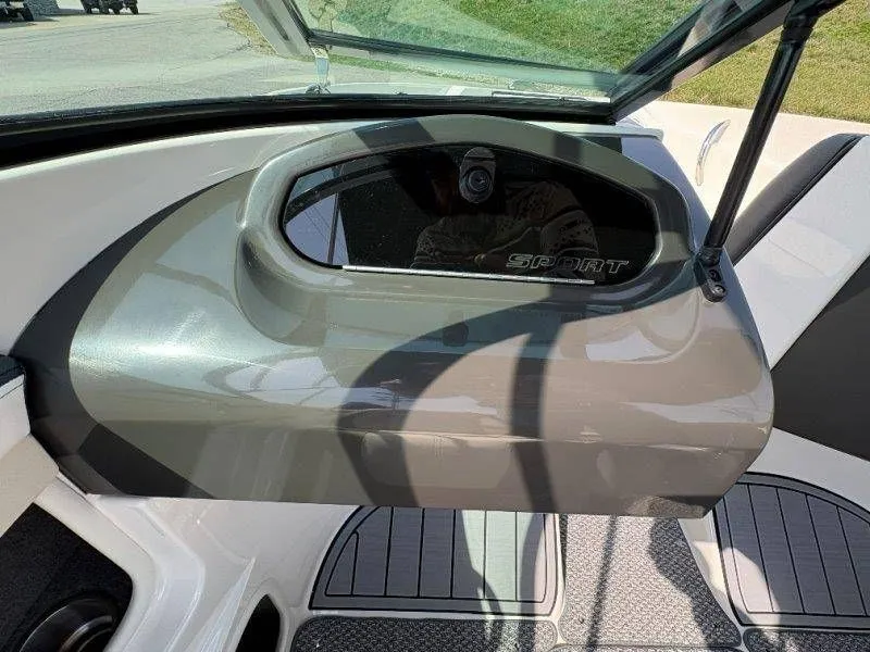 Slide: The Image of Sea Ray 190 Sport 2014 - 25