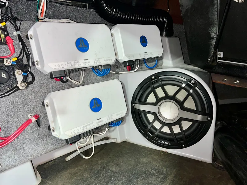 Slide: The Image of JL Audio system in a 2021 Supra SE 450 boat. - 26