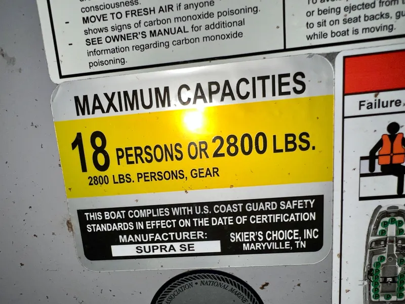 Slide: The Image of Capacity label for 18 persons or 2800 lbs on Supra SE 450 boat. - 33