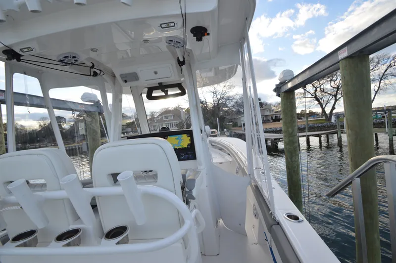 Slide: The Image of Regulator Marine 28 FS w/SeaKeeper Ride 2024 - 17