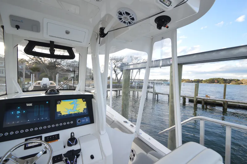 Slide: The Image of Regulator Marine 28 FS w/SeaKeeper Ride 2024 - 18