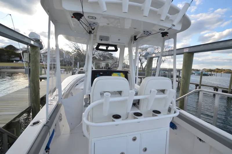 Slide: The Image of Regulator Marine 28 FS w/SeaKeeper Ride 2024 - 19