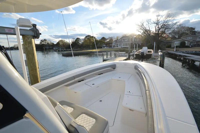 Slide: The Image of Regulator Marine 28 FS w/SeaKeeper Ride 2024 - 20