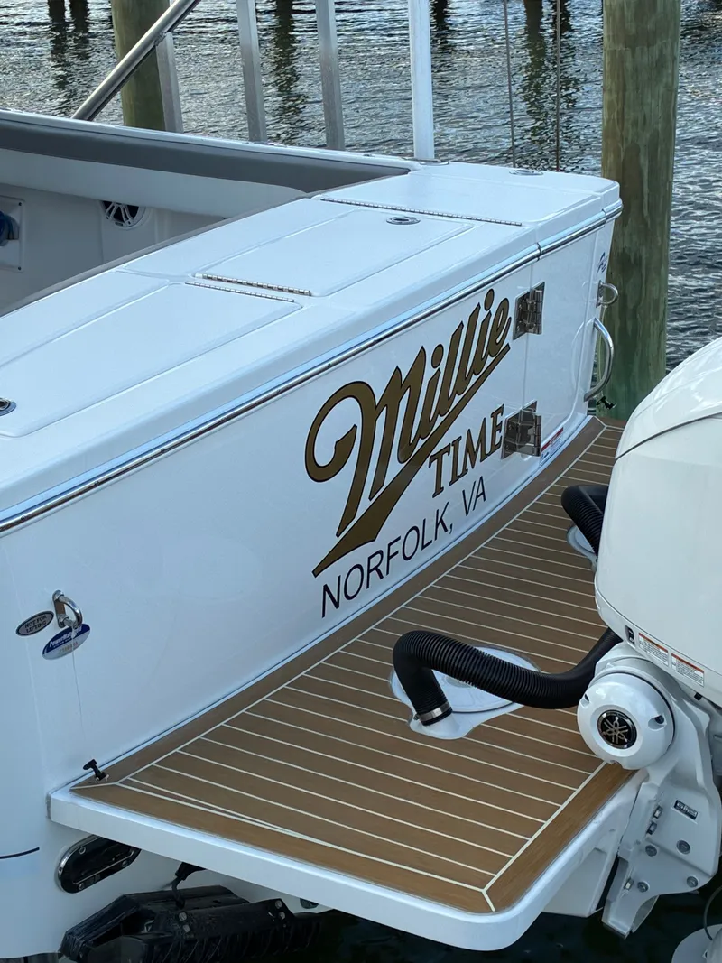 Slide: The Image of Regulator Marine 28 FS w/SeaKeeper Ride 2024 - 23