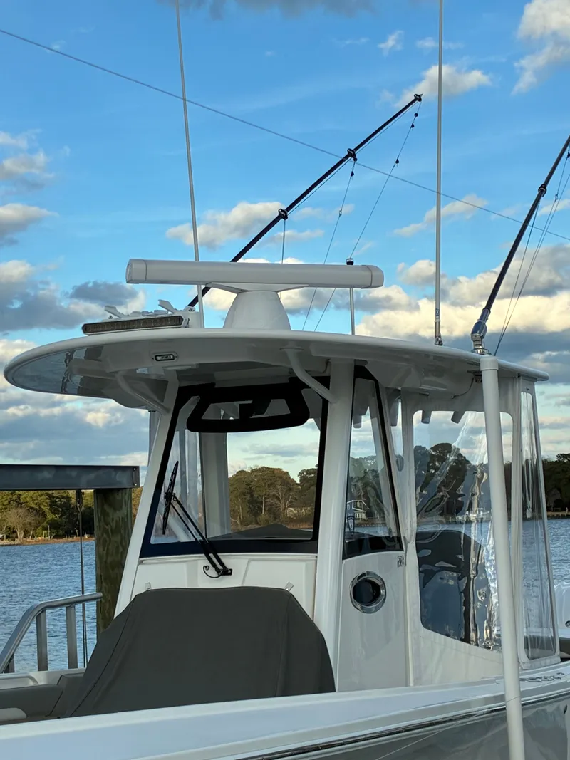 Slide: The Image of Regulator Marine 28 FS w/SeaKeeper Ride 2024 - 26