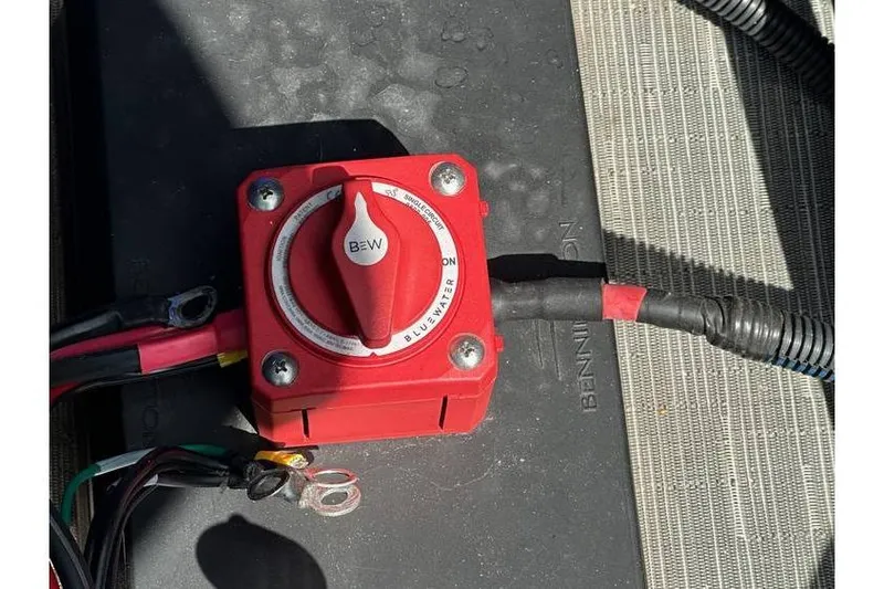 Slide: The Image of Red battery switch on 2023 Bennington 20 SVL boat with Yamaha 25Hp engine. - 20