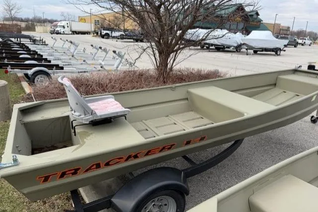 The Image of Tracker Grizzly 1436 Jon 2024 - undefined