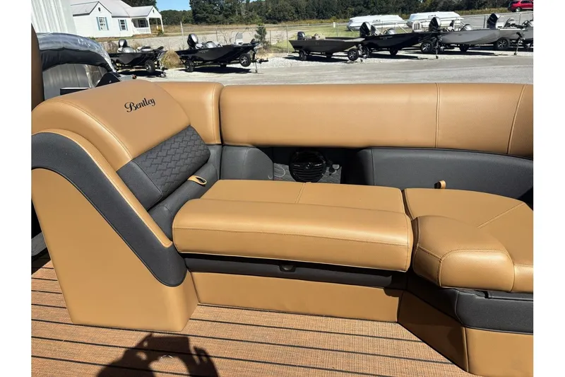 Slide: The Image of Bentley Pontoons Elite 253 Admiral 2026 - 11