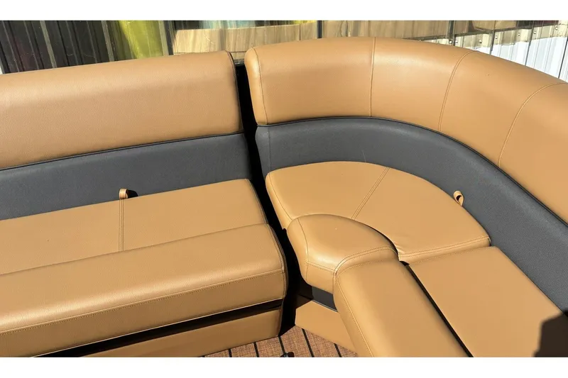 Slide: The Image of Bentley Pontoons Elite 253 Admiral 2026 - 13