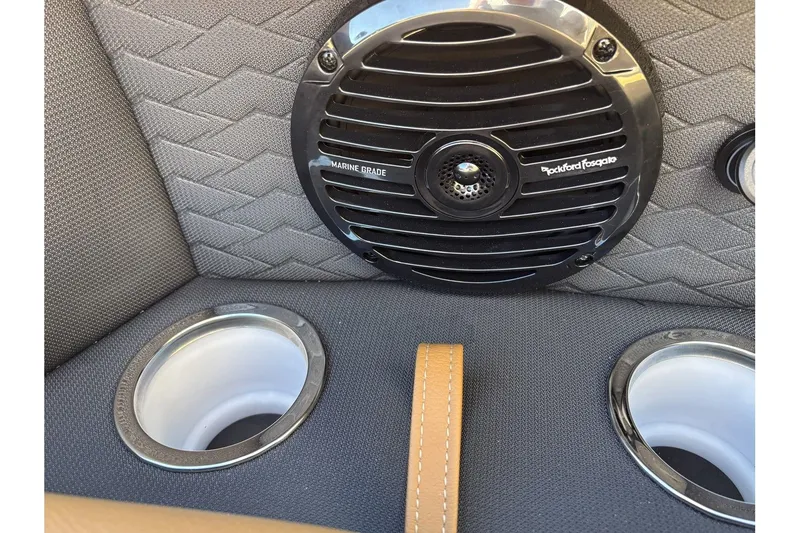 Slide: The Image of Bentley Pontoons Elite 253 Admiral 2026 - 16