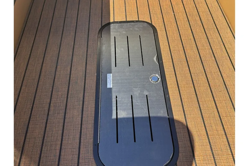 Slide: The Image of Bentley Pontoons Elite 253 Admiral 2026 - 17