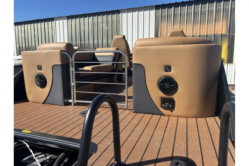 Slide: The Image of Bentley Pontoons Elite 253 Admiral 2026 - 27