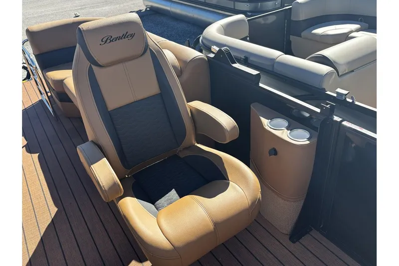 Slide: The Image of Bentley Pontoons Elite 253 Admiral 2026 - 9
