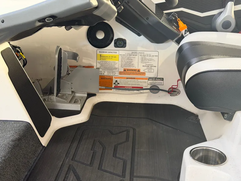 Slide: The Image of Skeeter FX20 Limited Edition 2025 - 12