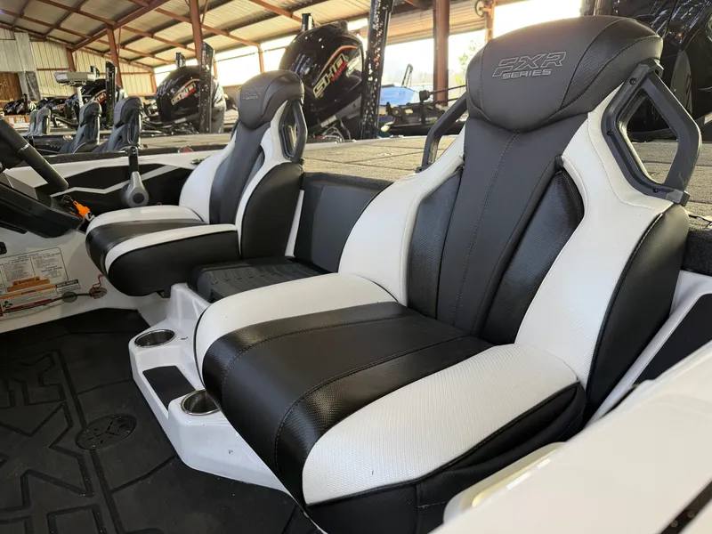 Slide: The Image of Skeeter FX20 Limited Edition 2025 - 16