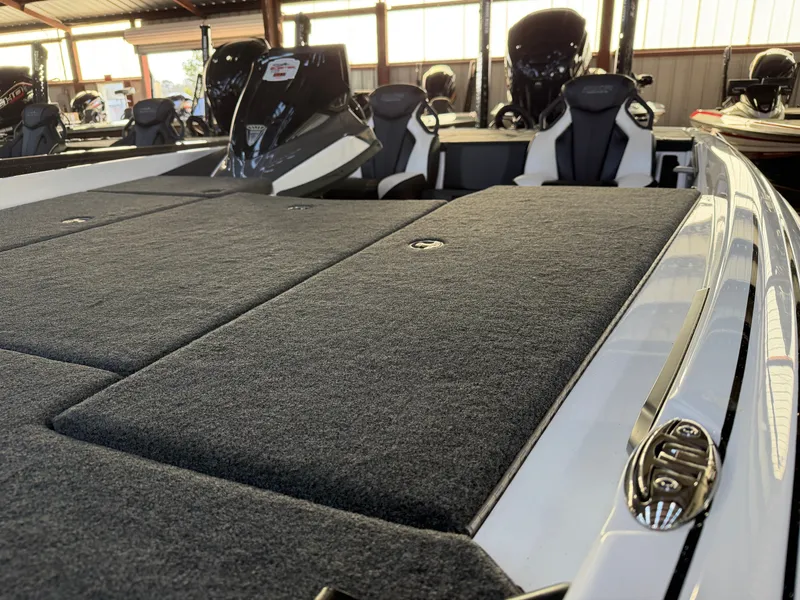 Slide: The Image of Skeeter FX20 Limited Edition 2025 - 7