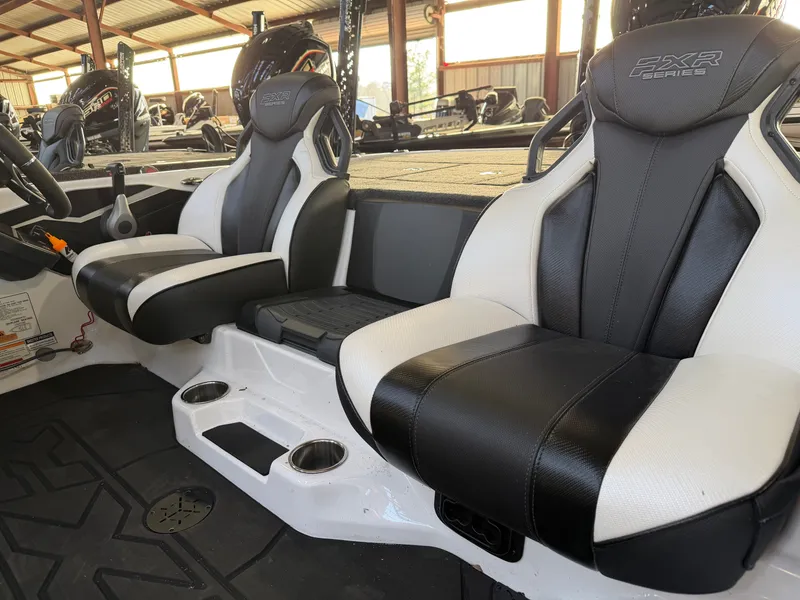 Slide: The Image of Skeeter FX20 Limited Edition 2025 - 9