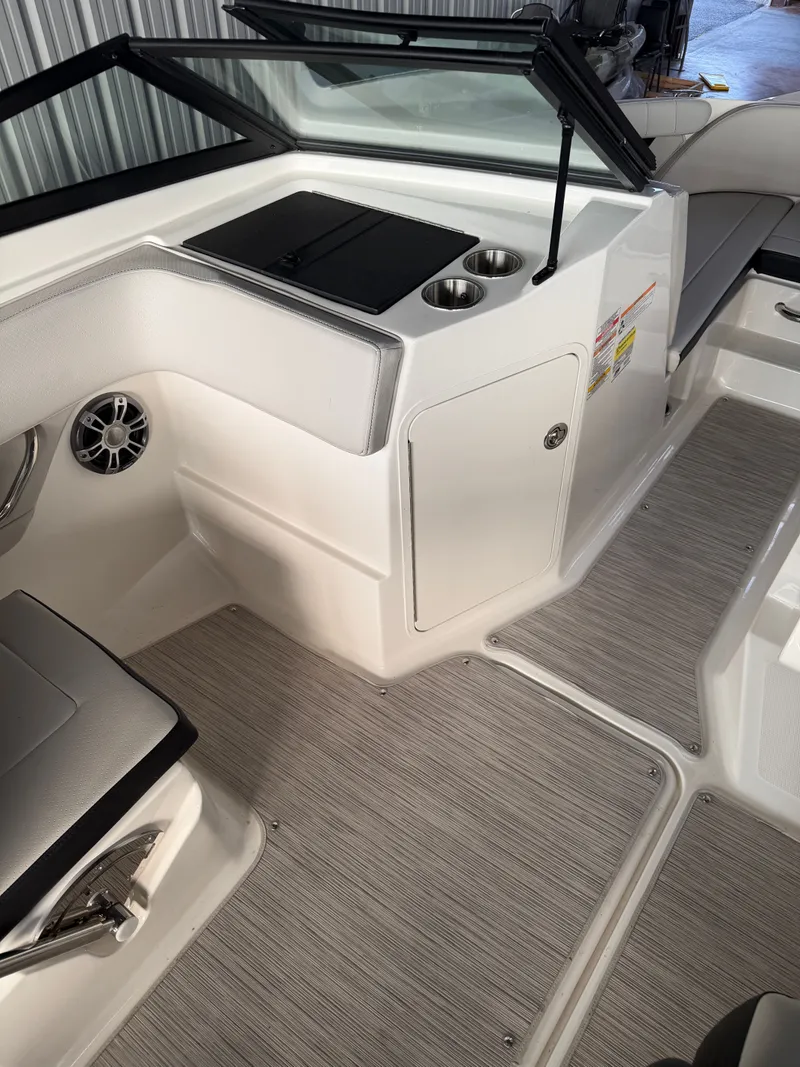 Slide: The Image of Sea Ray SeaRay SPX210 2024 - 12