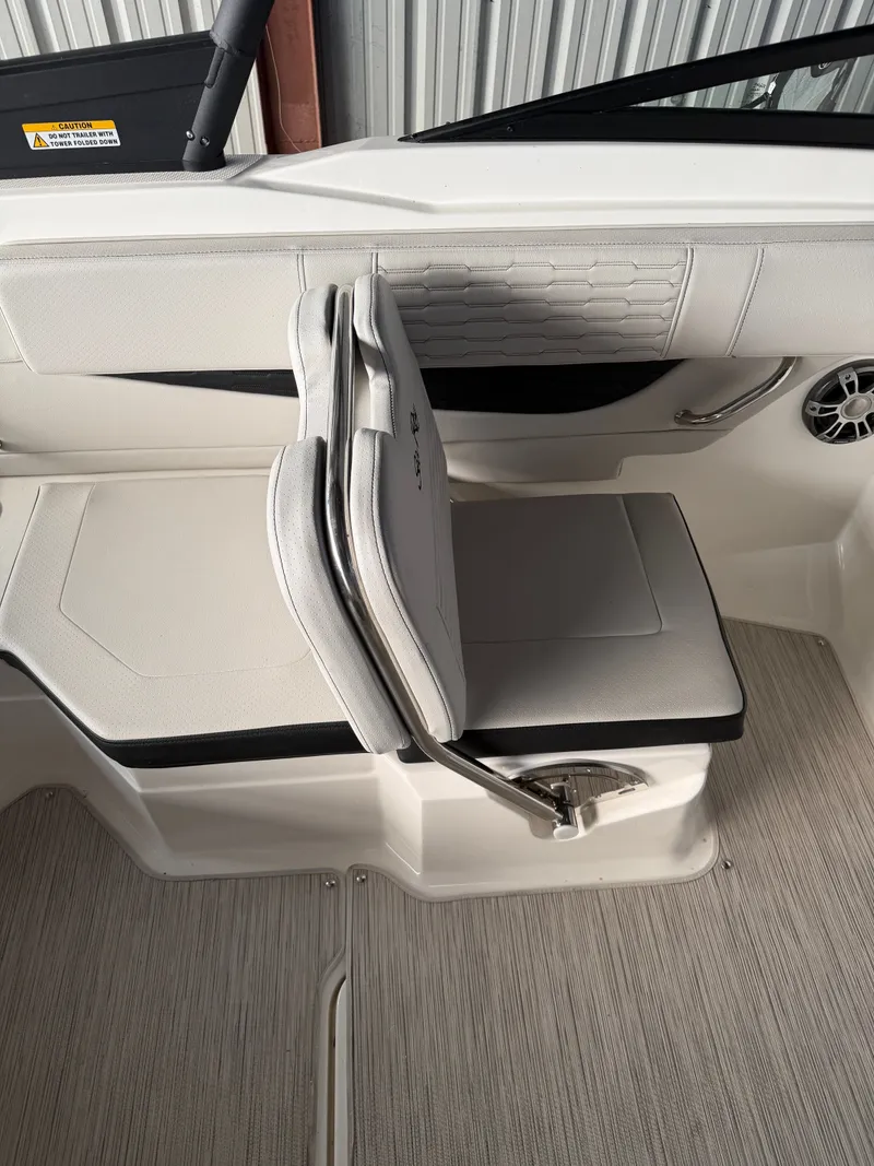 Slide: The Image of Sea Ray SeaRay SPX210 2024 - 13