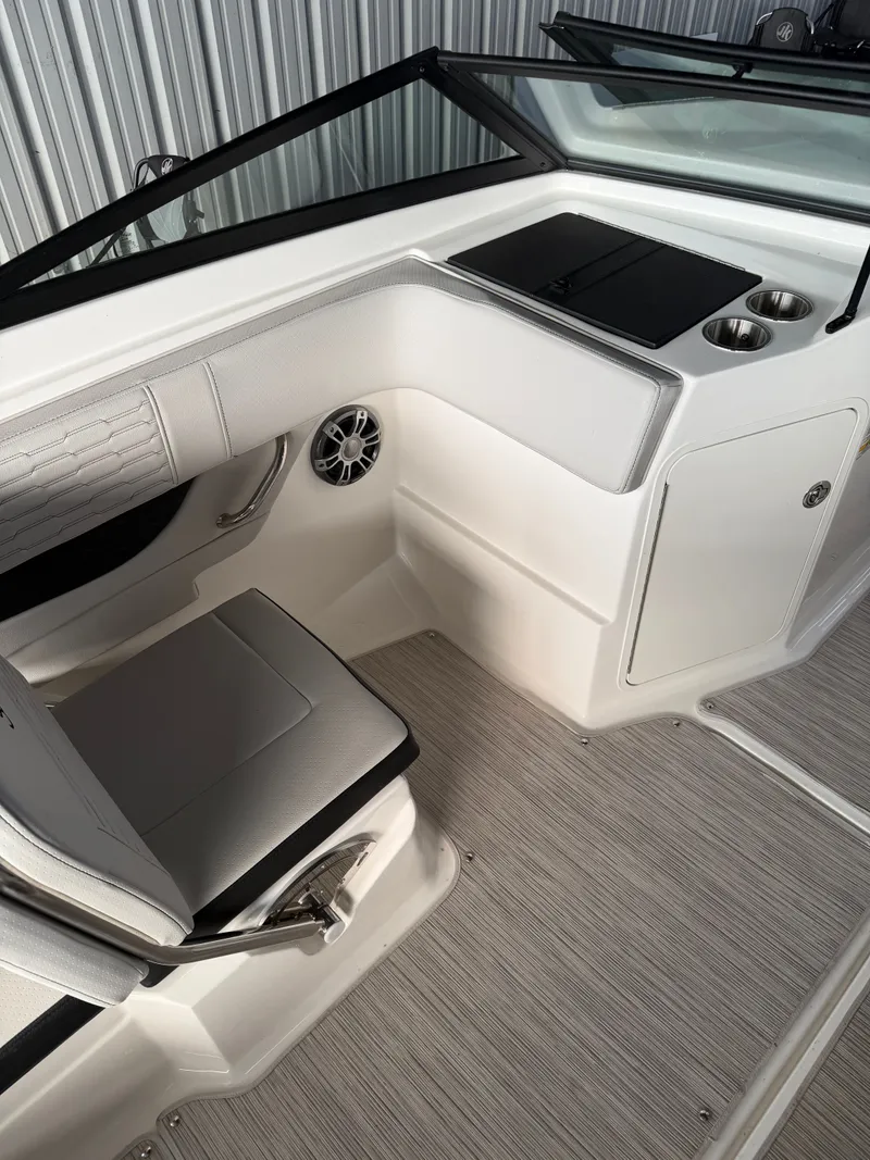 Slide: The Image of Sea Ray SeaRay SPX210 2024 - 14