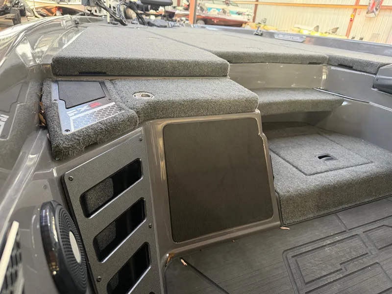 Slide: The Image of Skeeter FX20 Limited Edition 2025 - 11