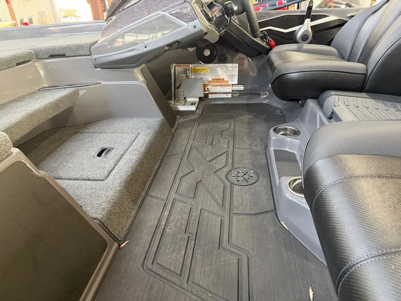 Slide: The Image of Skeeter FX20 Limited Edition 2025 - 13