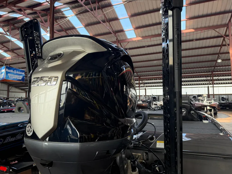 Slide: The Image of Skeeter FX20 Limited Edition 2025 - 18