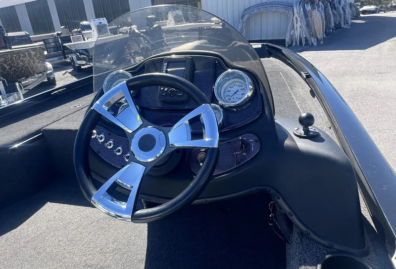 Slide: The Image of Lowe Stinger 195 2015 - 5