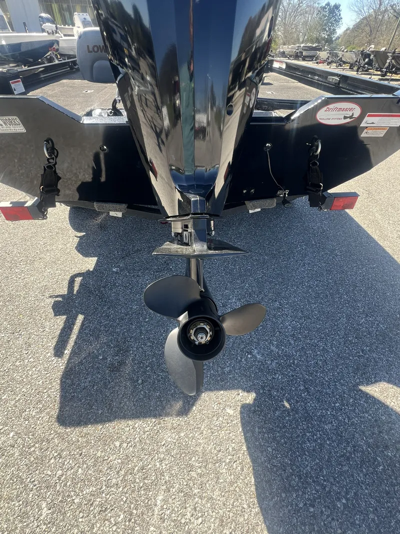 Slide: The Image of Lowe Stinger 195 2015 - 9