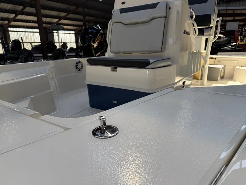 Slide: The Image of Skeeter SX221 2026 - 15