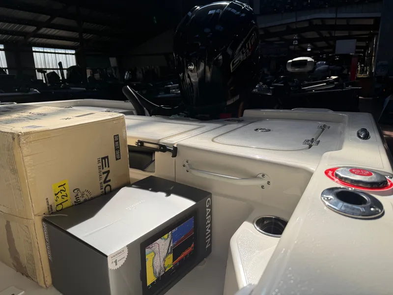 Slide: The Image of Skeeter SX221 2026 - 18