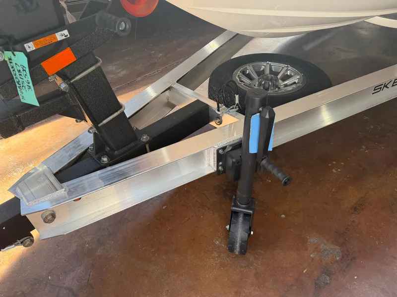 Slide: The Image of Skeeter SX221 2026 - 23