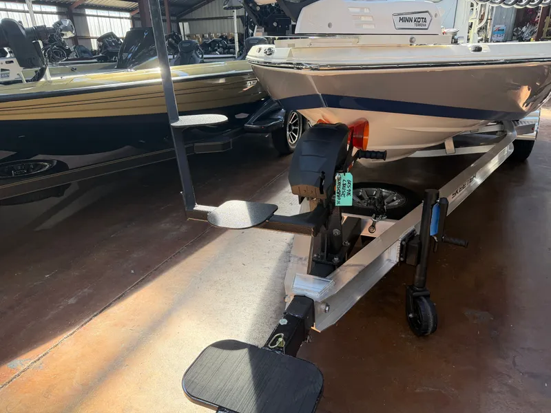 Slide: The Image of Skeeter SX221 2026 - 25