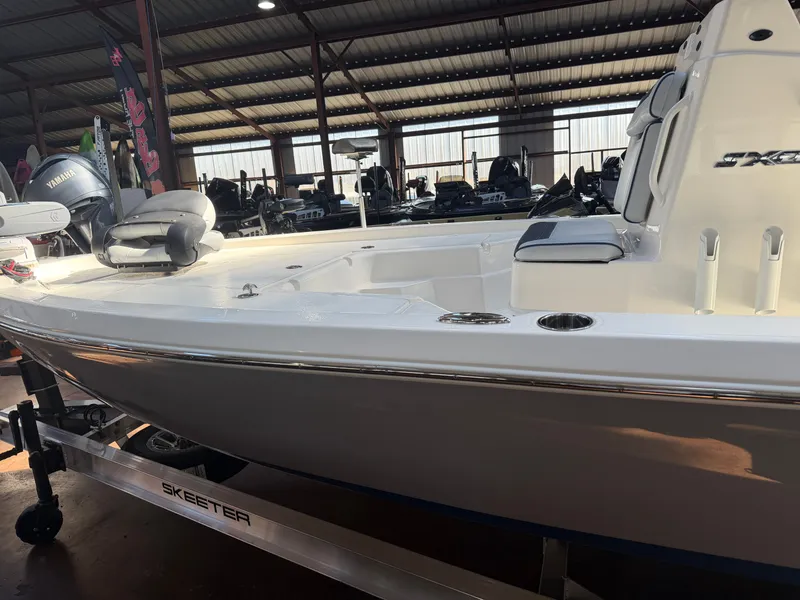 Slide: The Image of Skeeter SX221 2026 - 3