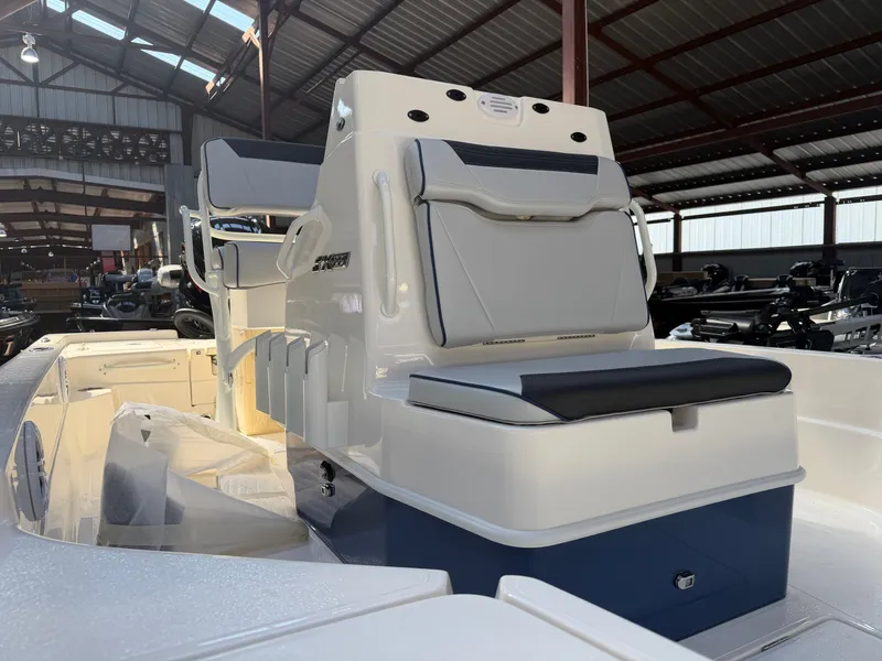 Slide: The Image of Skeeter SX221 2026 - 9