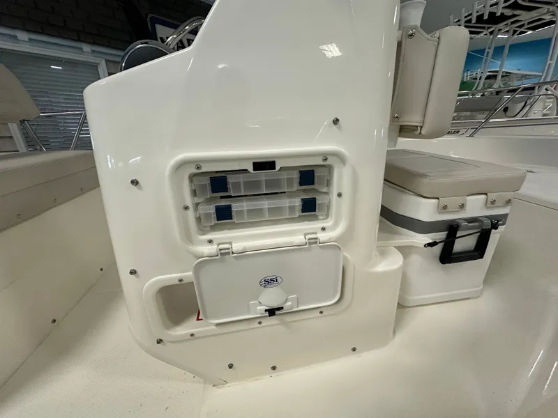 Slide: The Image of Boston Whaler 150 Montauk 2026 - 10