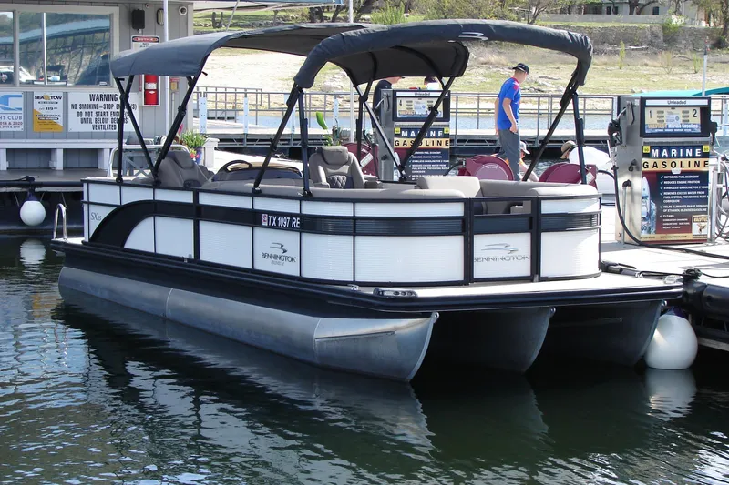 Slide: The Image of 2019 Bennington SX 25 SCWXP pontoon boat docked at marina with gas pumps. - 10